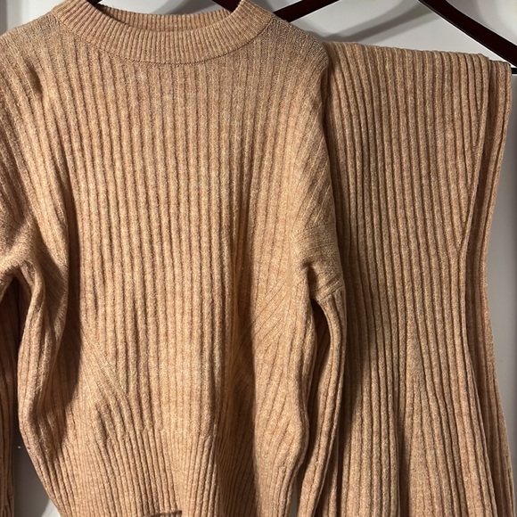 Matching sweater and pants set. Super comfy and stretchy - Picture 2 of 2